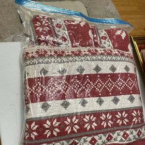 Queen size bedding set